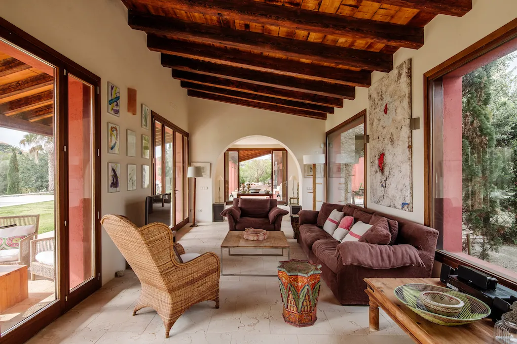 Finca con vista al mar y arquitectura moderna-4