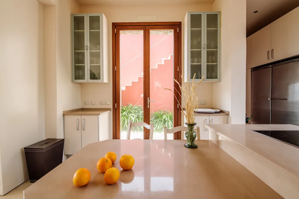 Finca con vista al mar y arquitectura moderna-7