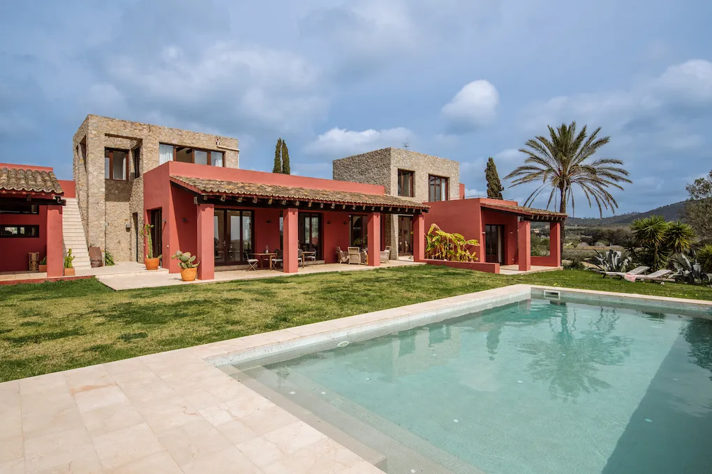 Finca con vista al mar y arquitectura moderna-2