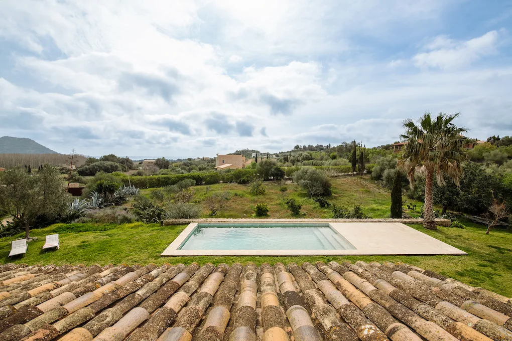 Finca con vista al mar y arquitectura moderna-13