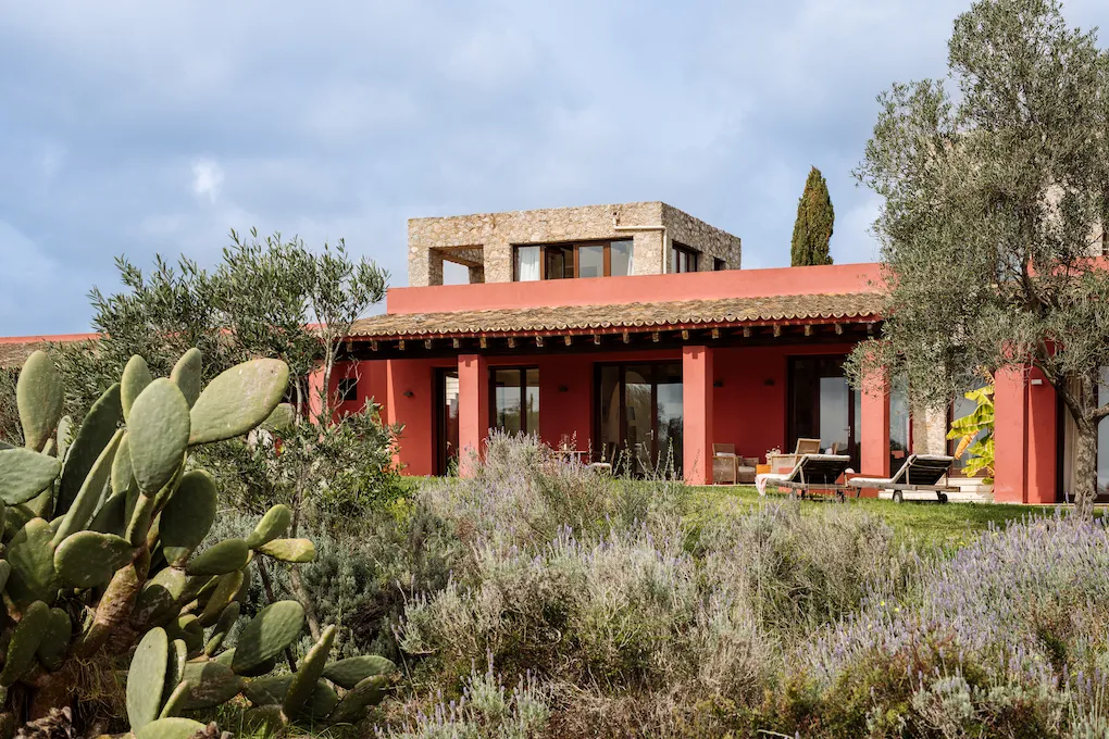 Finca con vista al mar y arquitectura moderna-16