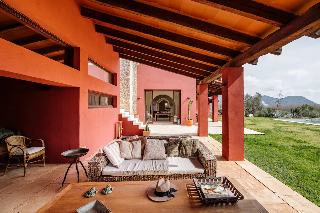 Finca con vista al mar y arquitectura moderna-3