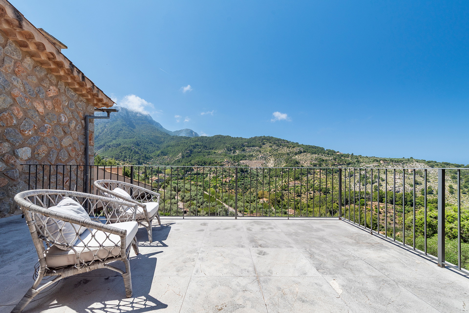 Exceptional villa with guest house and panoramic views-37