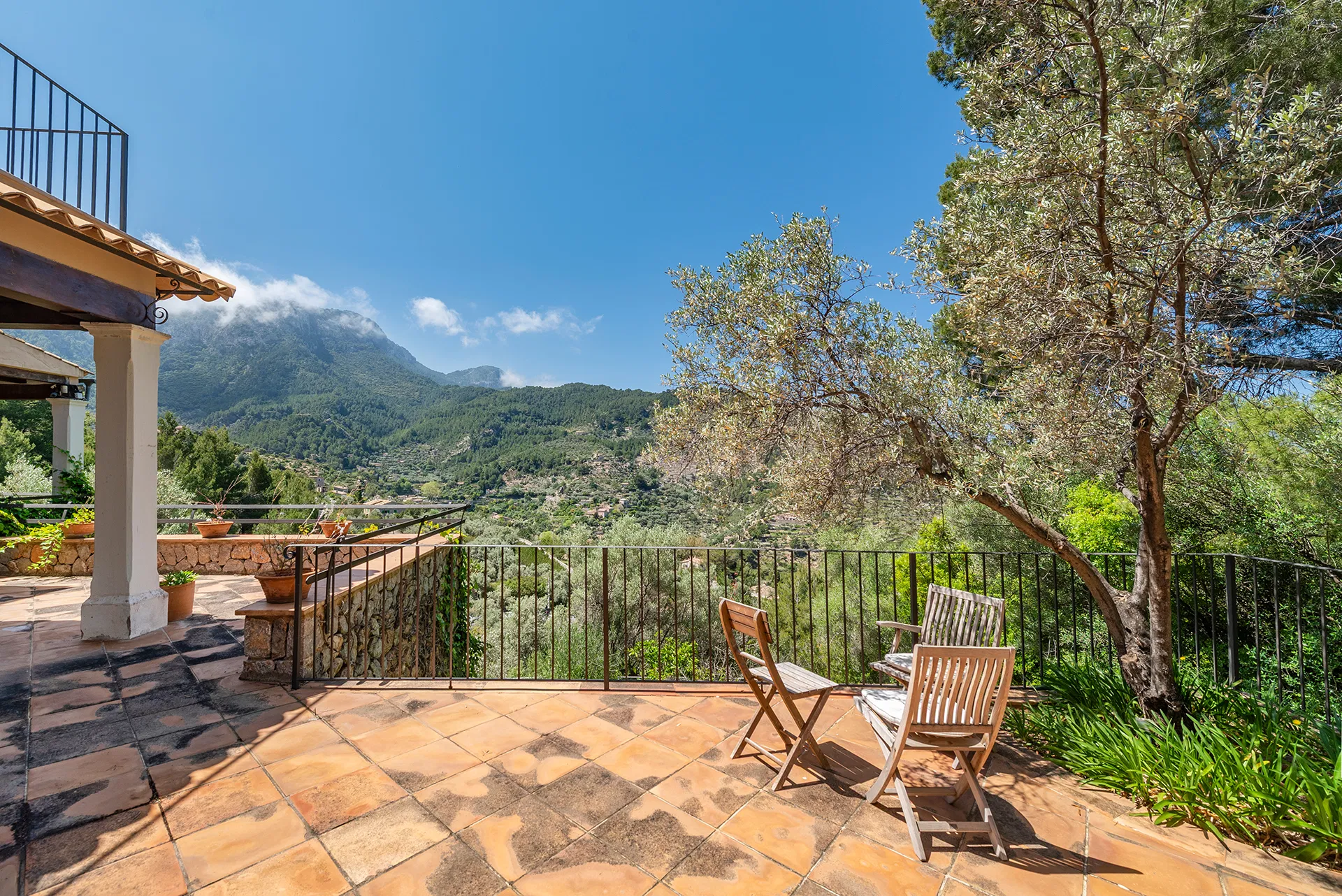 Exceptional villa with guest house and panoramic views-13