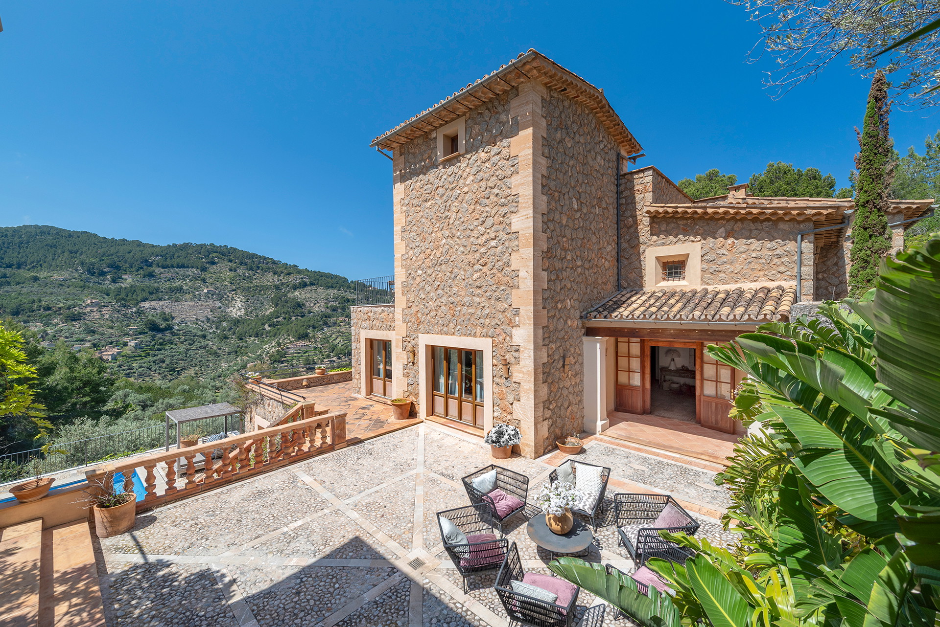 Exceptional villa with guest house and panoramic views-3