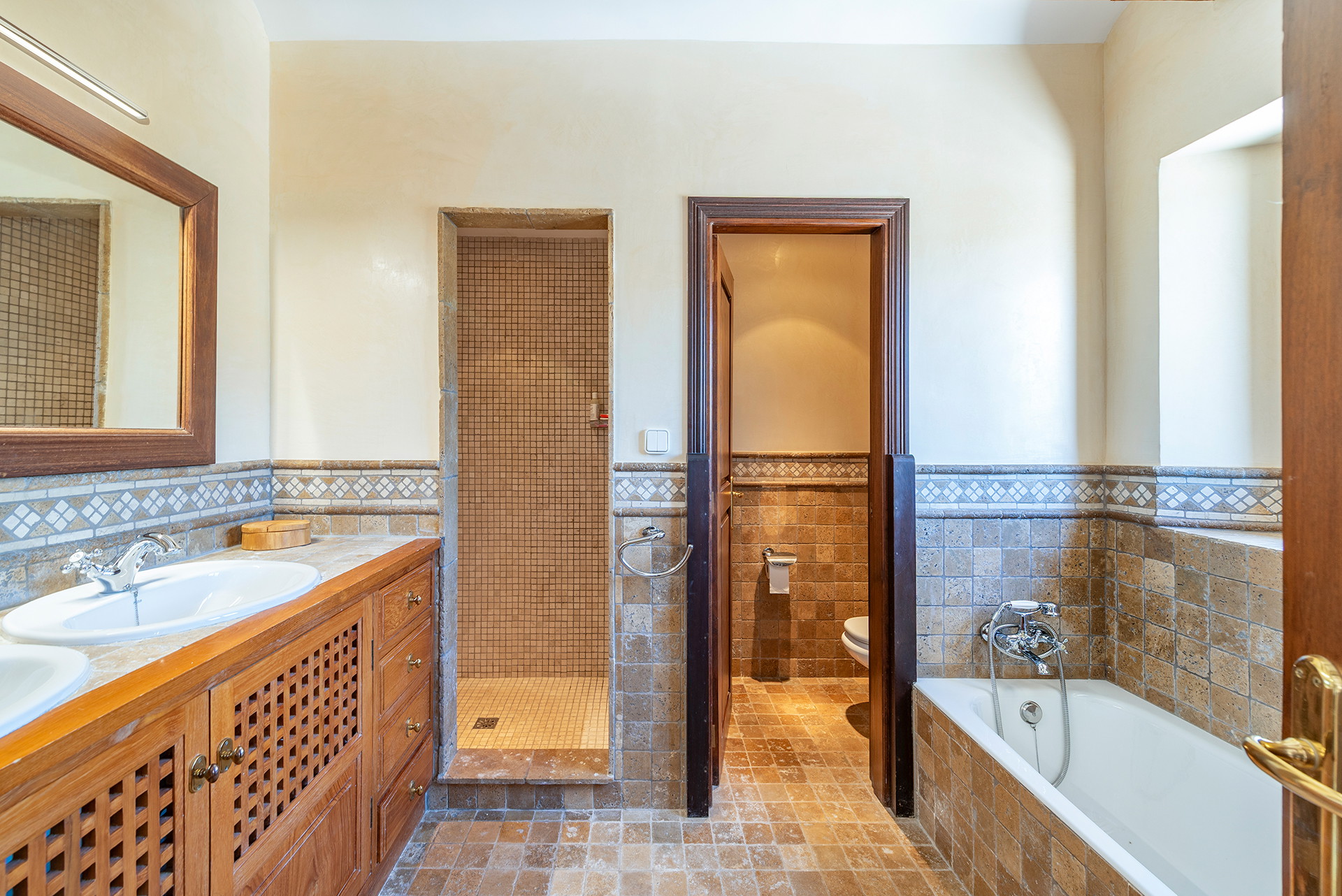Exceptional villa with guest house and panoramic views-32
