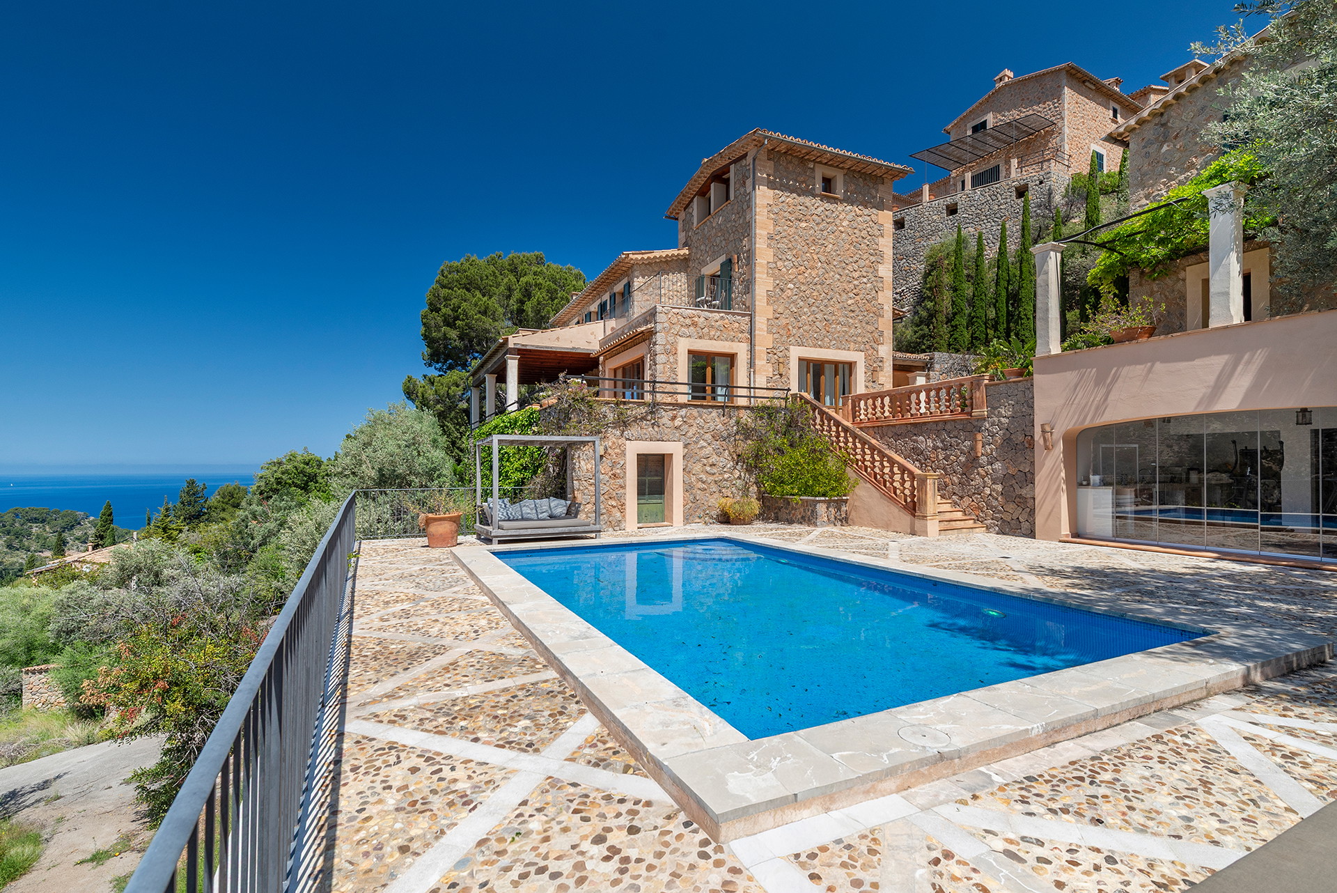 Exceptional villa with guest house and panoramic views