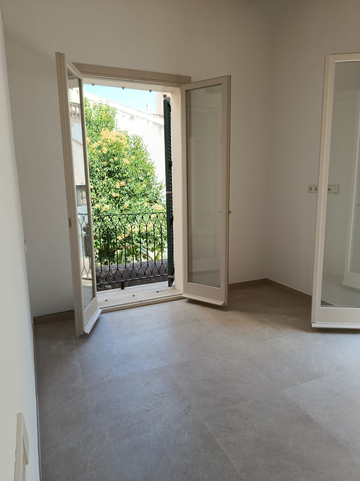 Stylish, newly renovated old-town apartment with private terraces and pool view in Calatrava-8