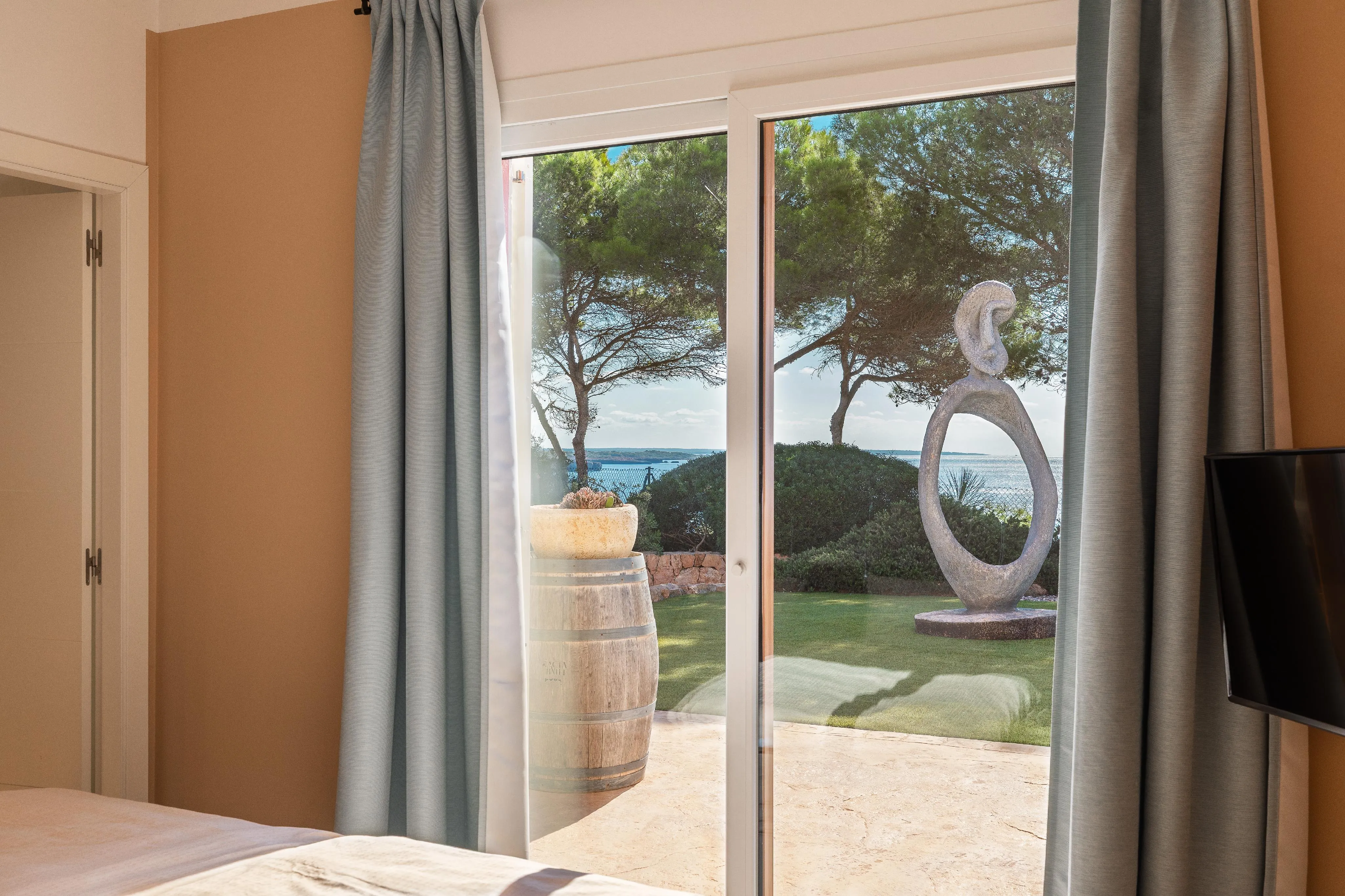 Oasis mediterráneo: villa en primera línea de mar-8