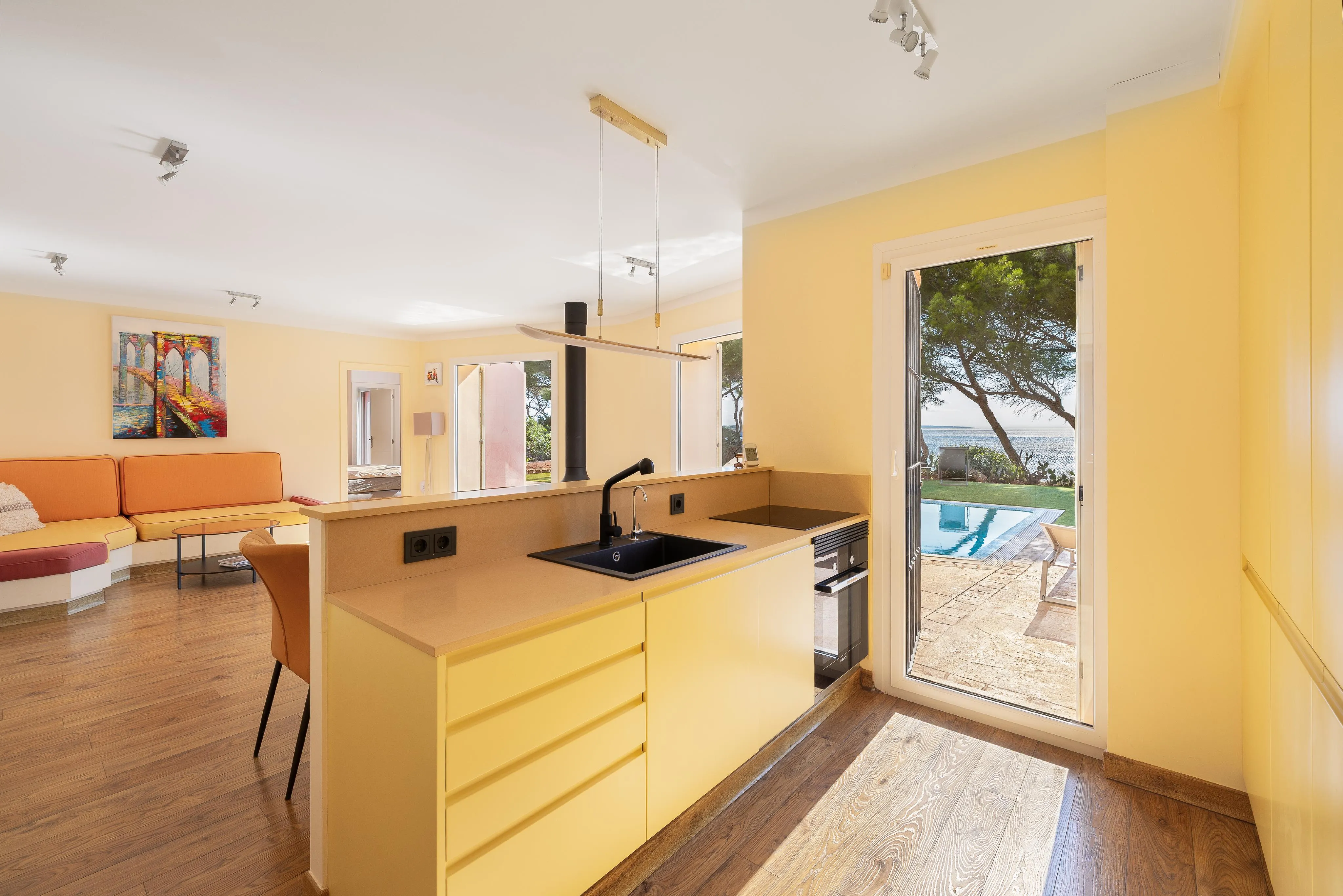 Oasis mediterráneo: villa en primera línea de mar-4