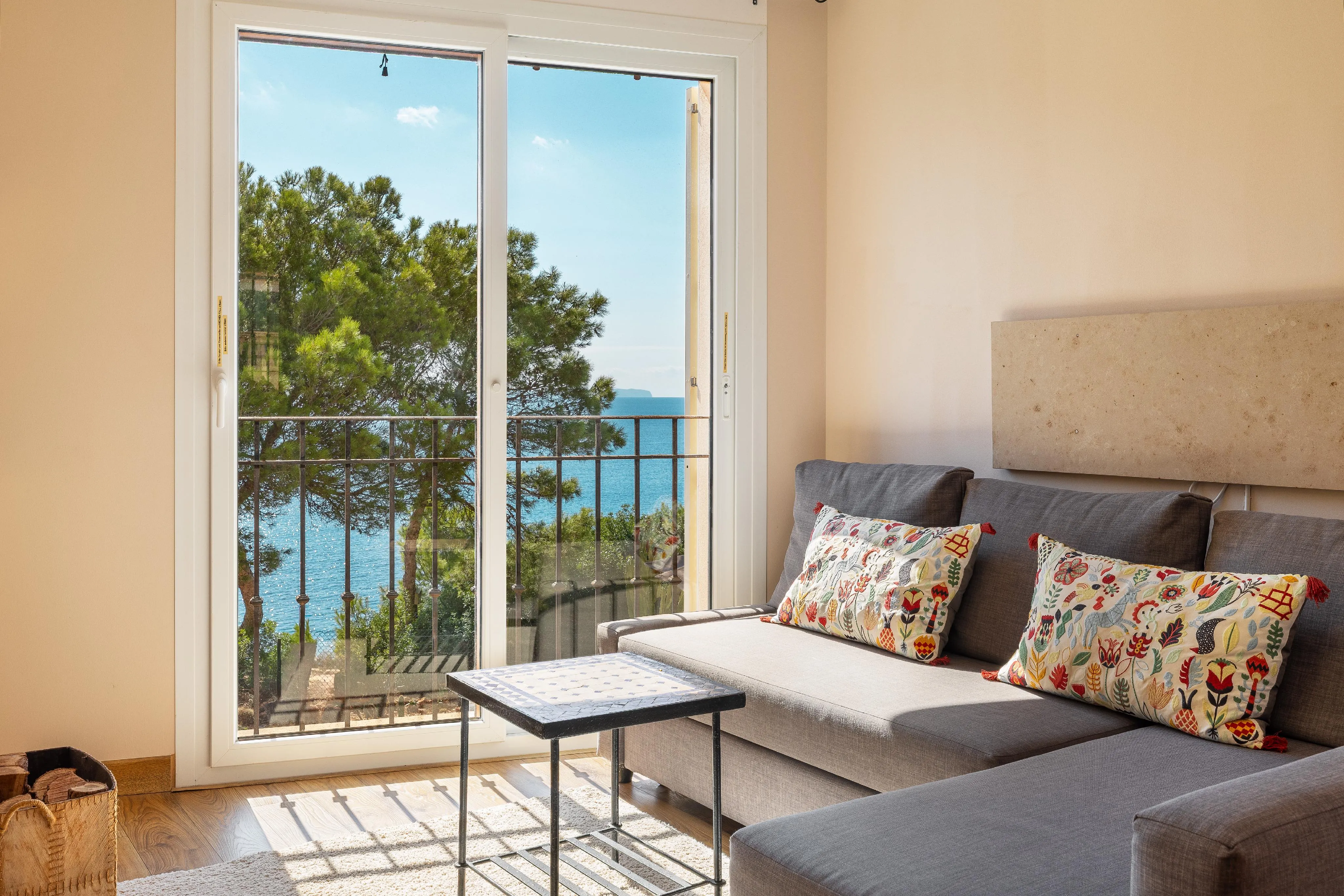 Oasis mediterráneo: villa en primera línea de mar-4