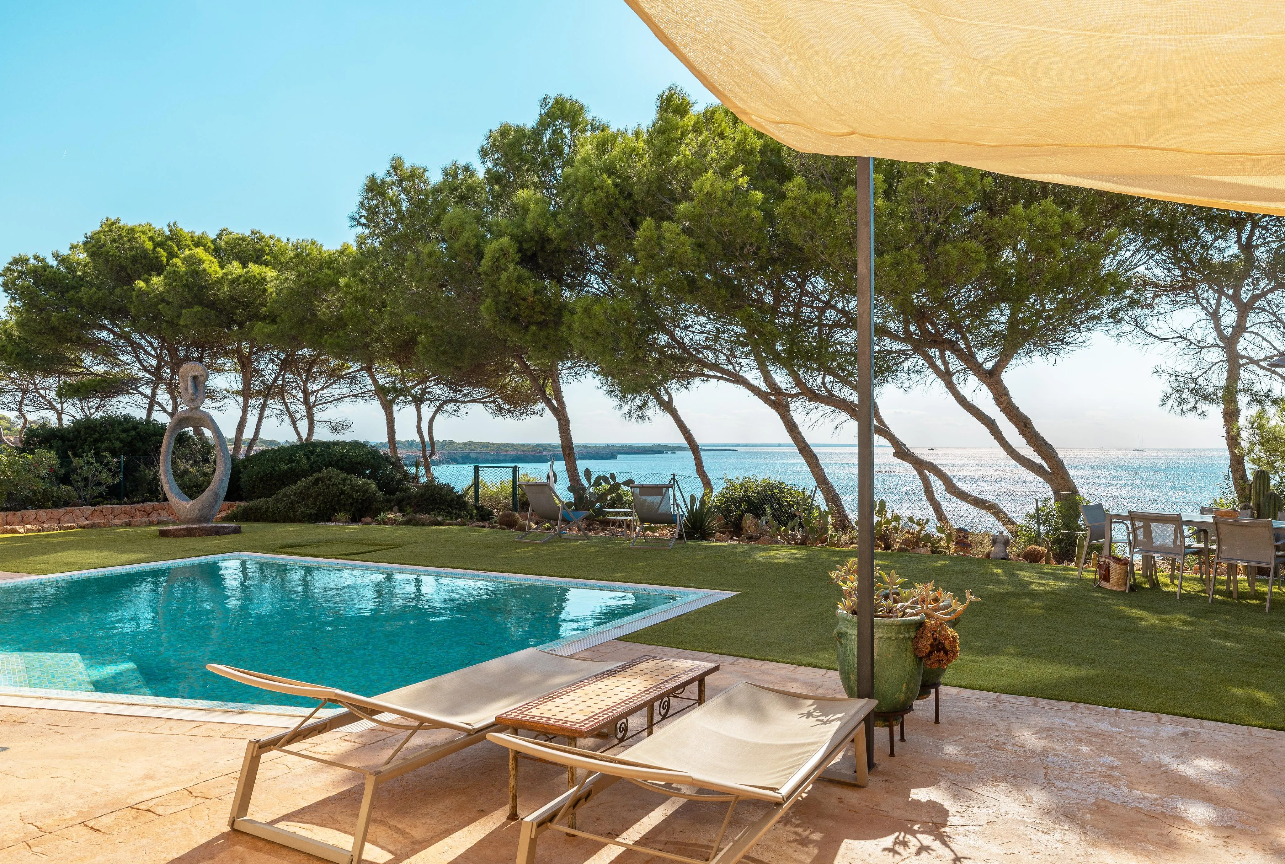 Oasis mediterráneo: villa en primera línea de mar-1