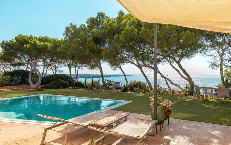 Oasis mediterráneo: villa en primera línea de mar