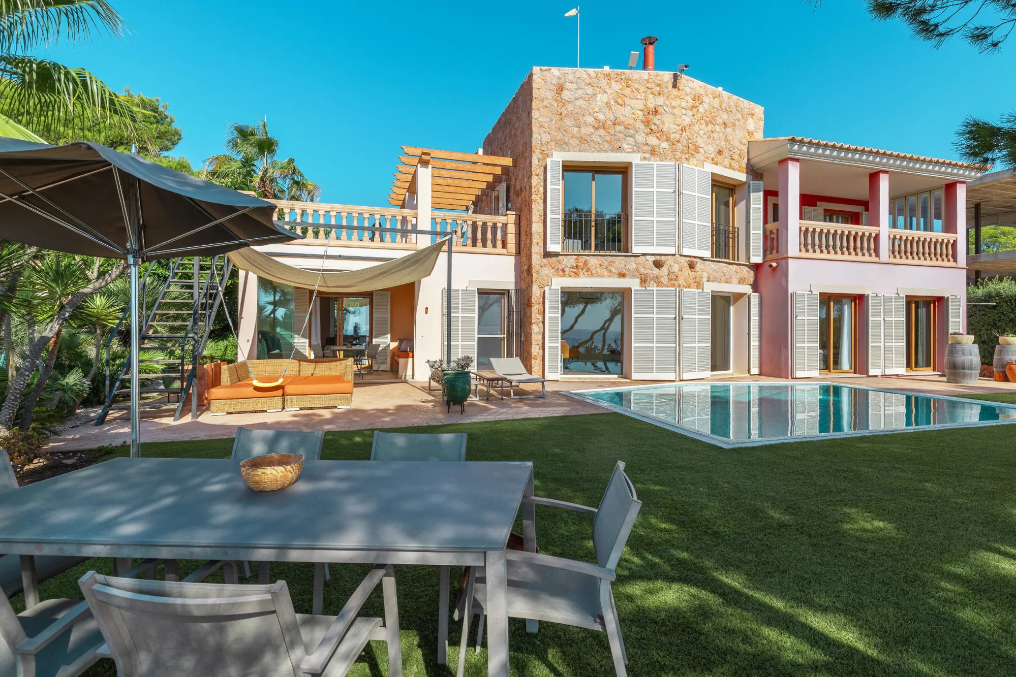 Mediterrane oase: Villa in de eerste zeelijn-24