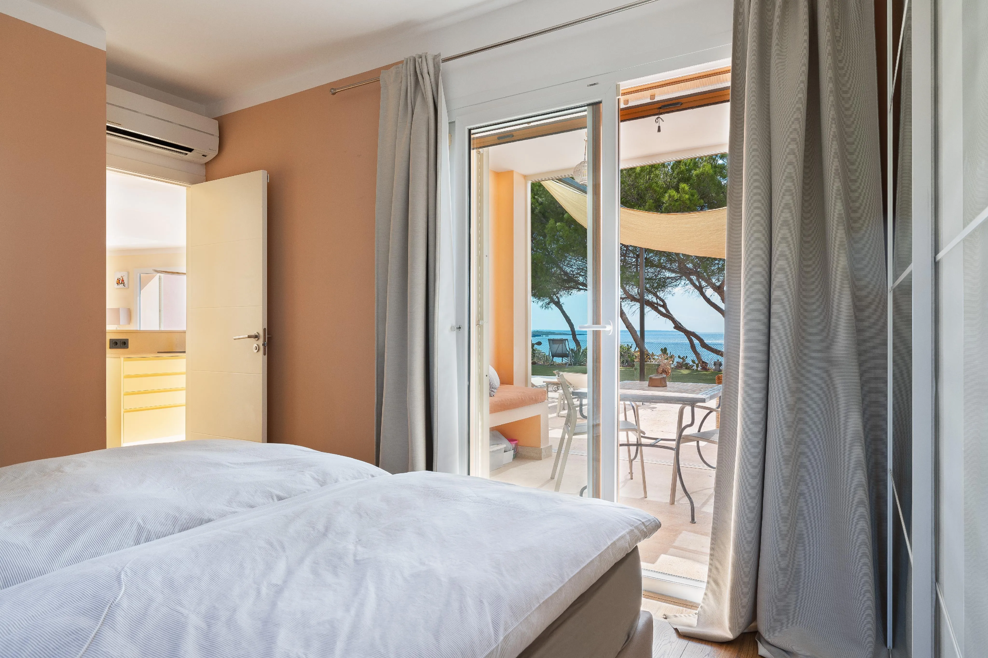 Oasis mediterráneo: villa en primera línea de mar-12