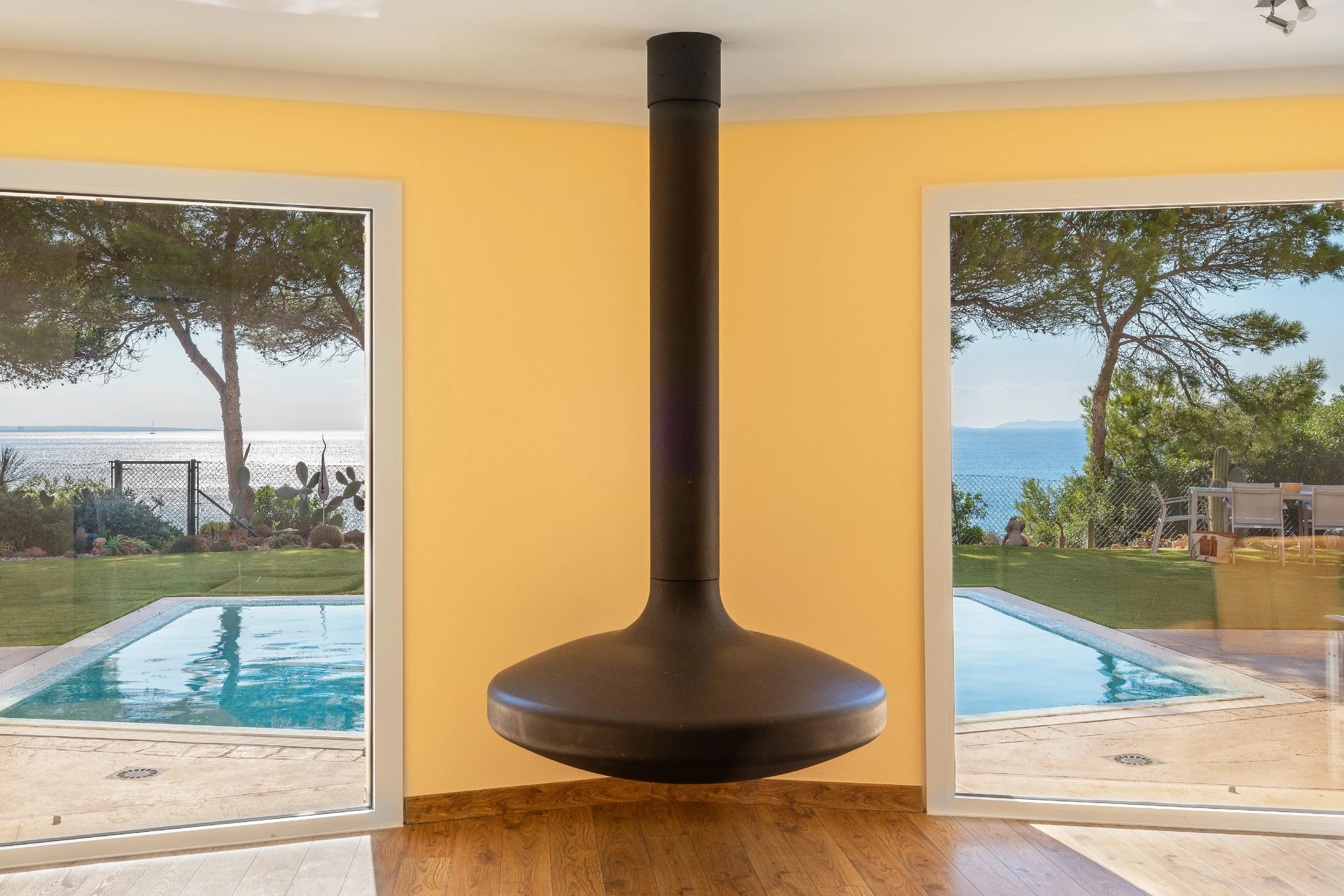 Oasis mediterráneo: villa en primera línea de mar-5