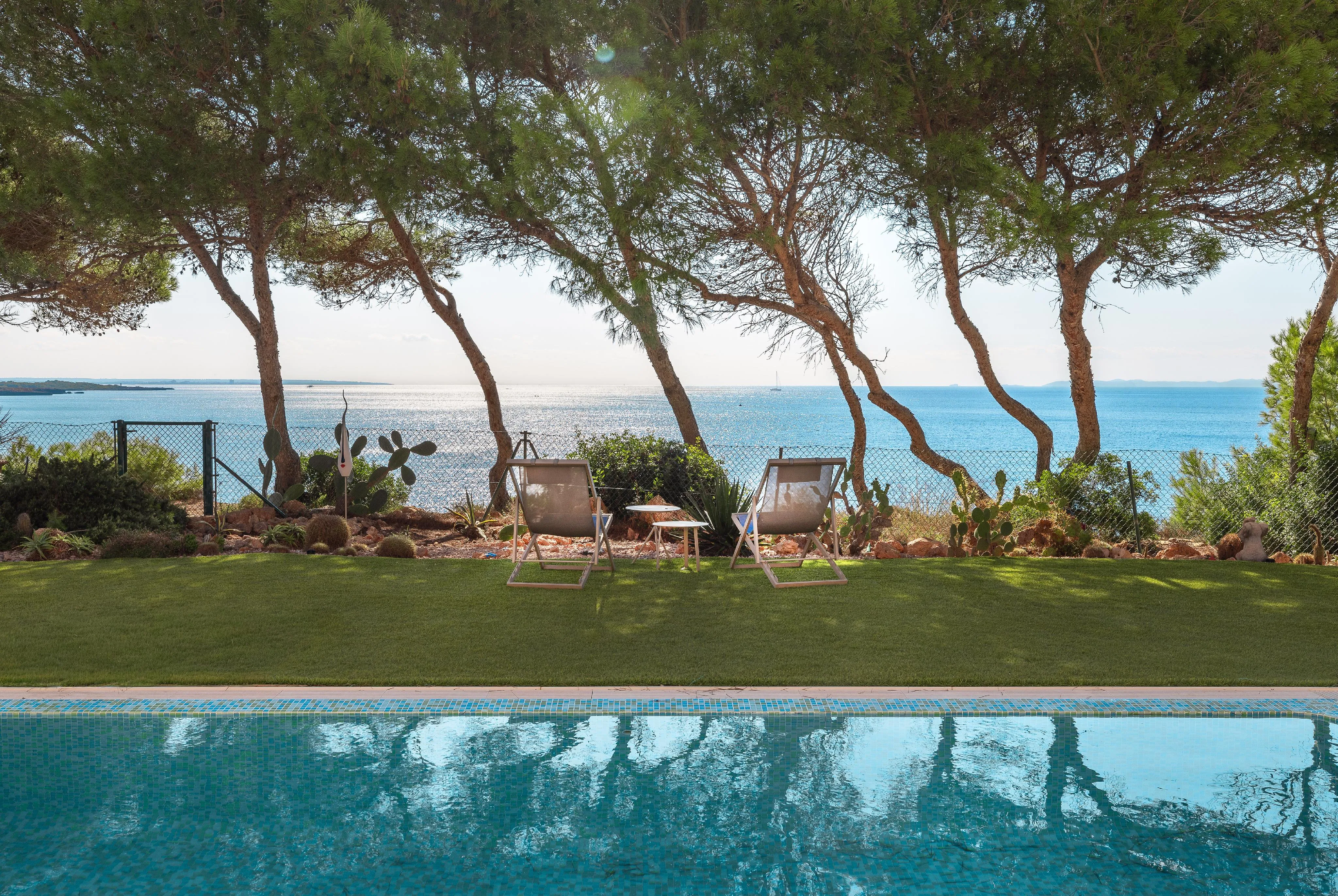 Oasis mediterráneo: villa en primera línea de mar-9