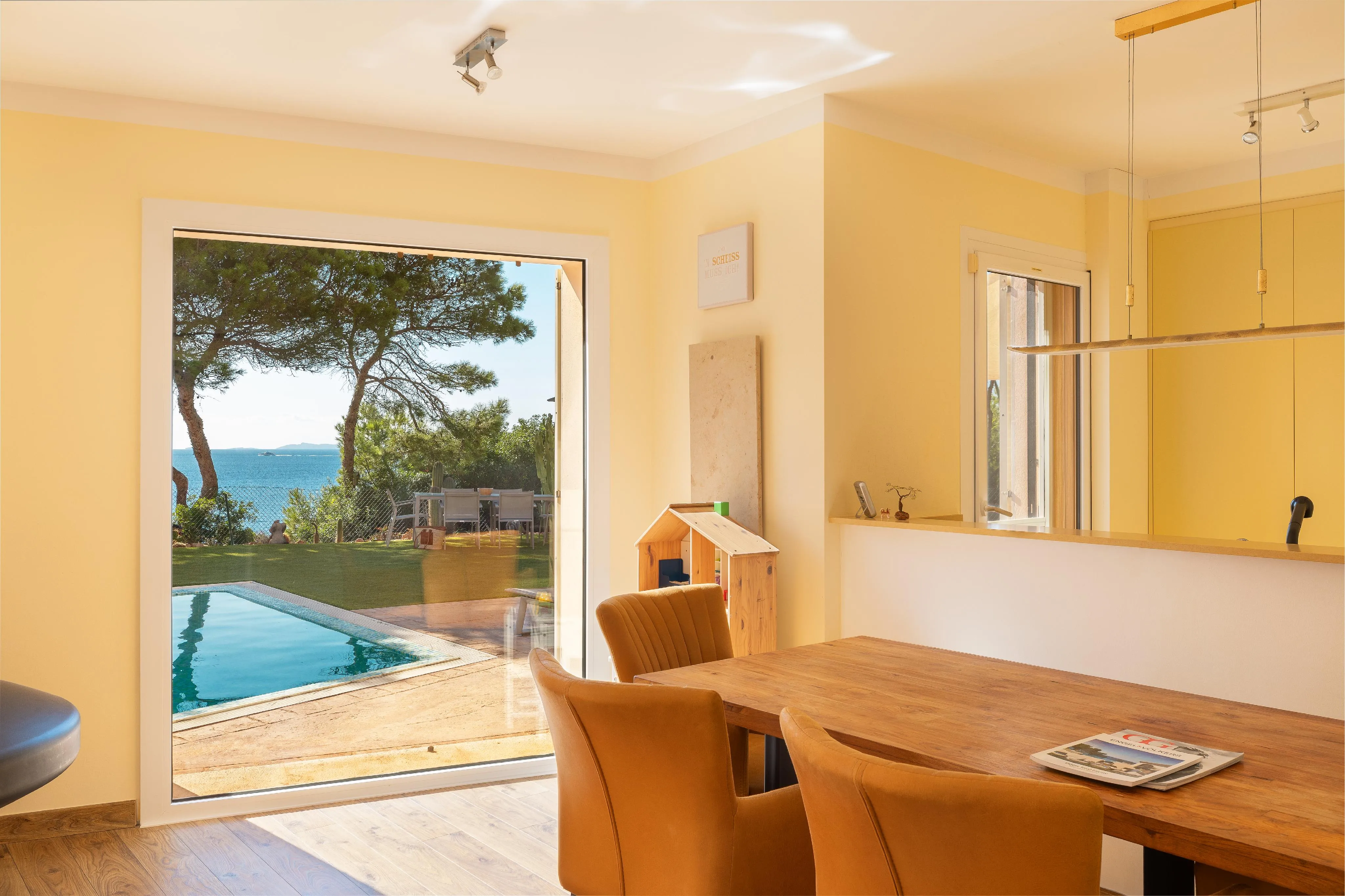 Oasis mediterráneo: villa en primera línea de mar-6