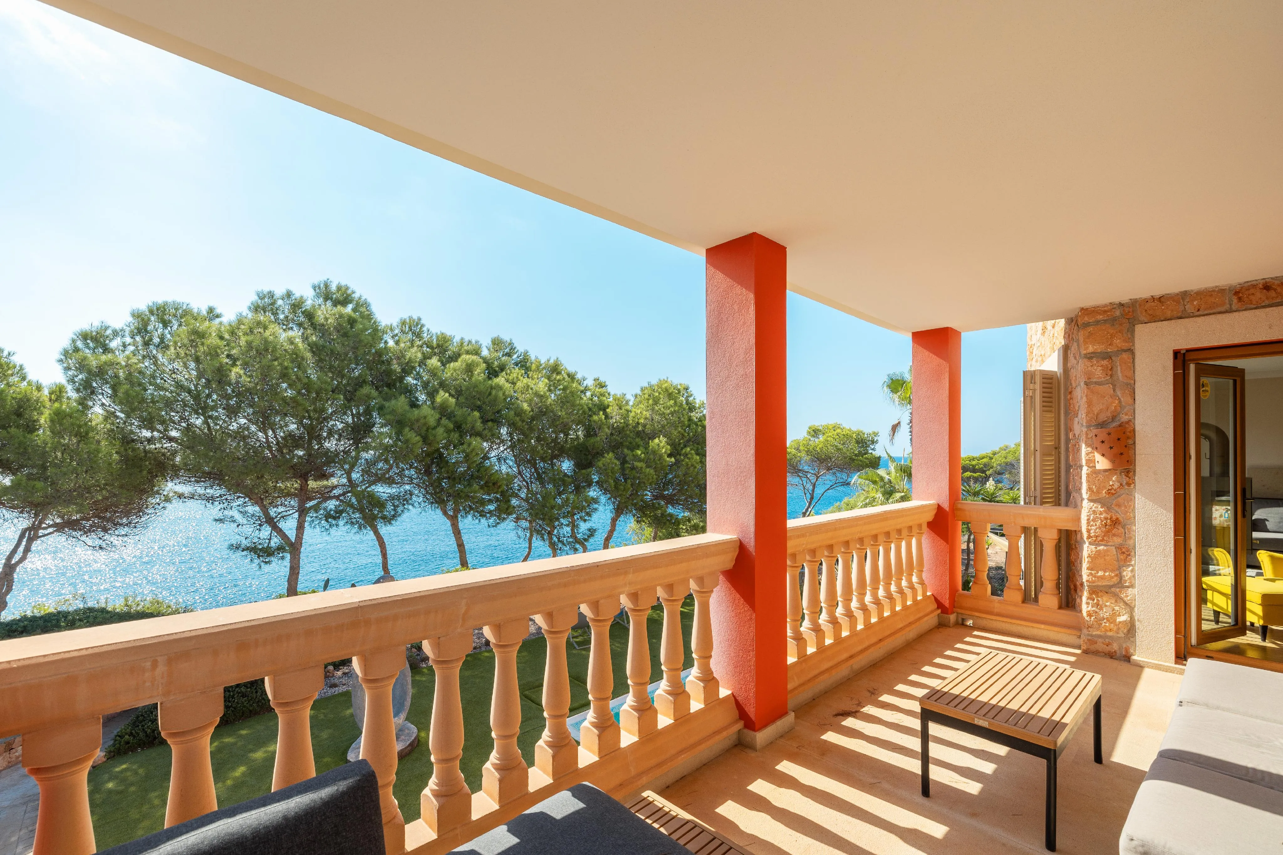 Oasis mediterráneo: villa en primera línea de mar-18
