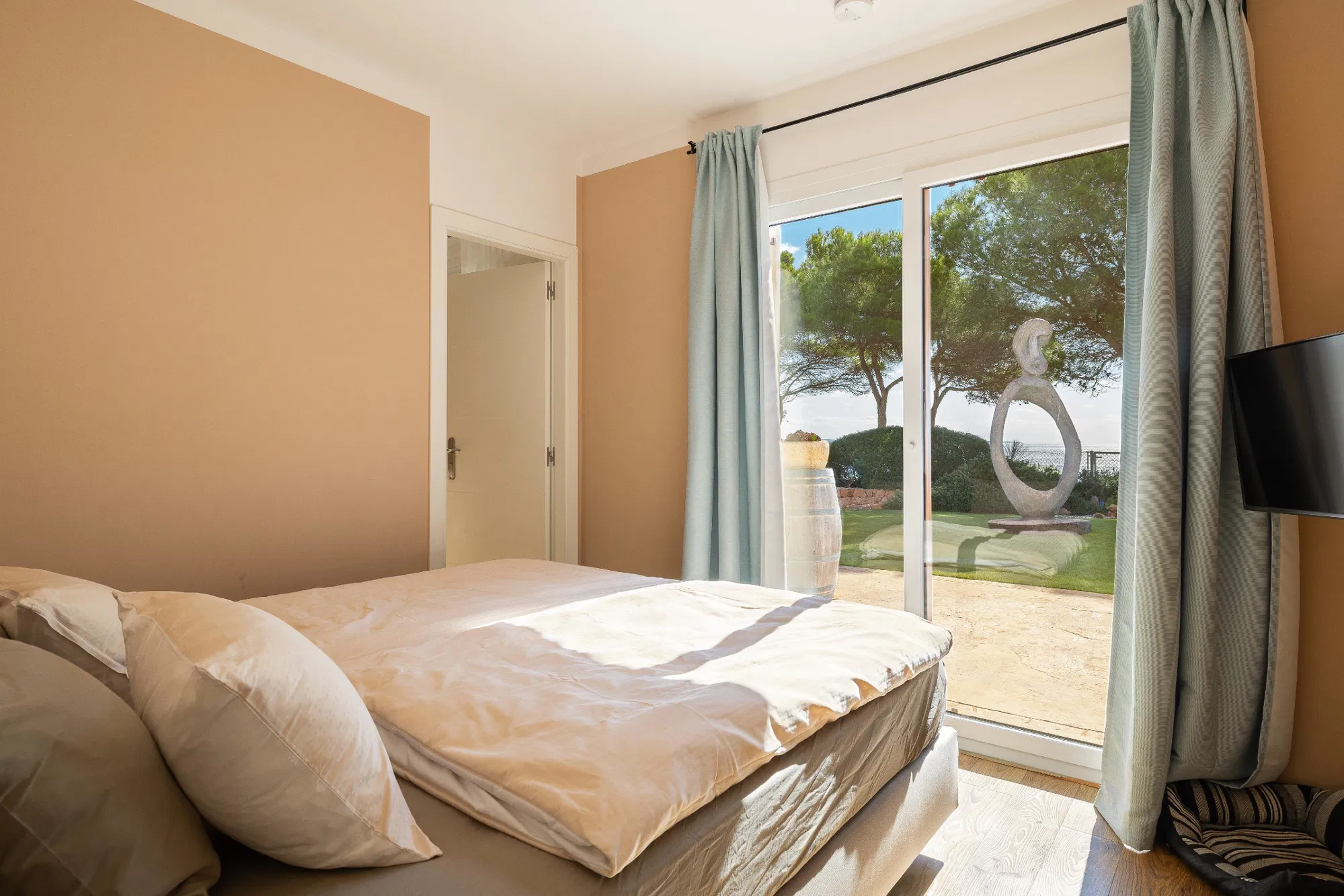 Mediterrane oase: Villa in de eerste zeelijn-12