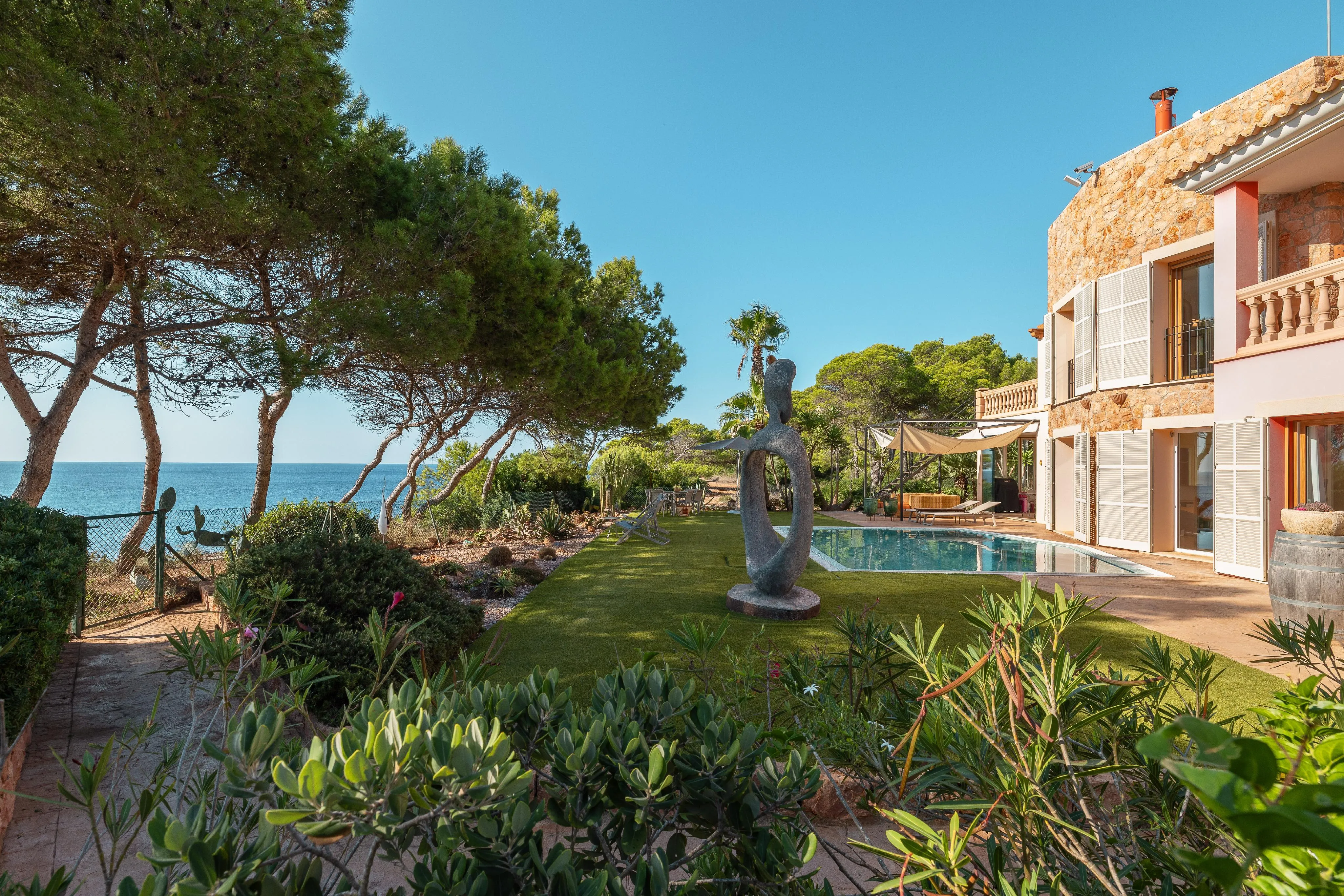 Oasis mediterráneo: villa en primera línea de mar-2