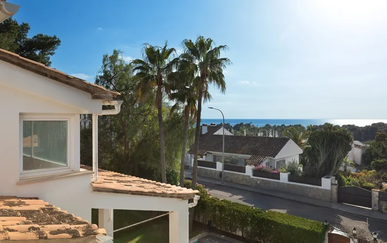 Vila familiar amb vista al mar en zona residencial