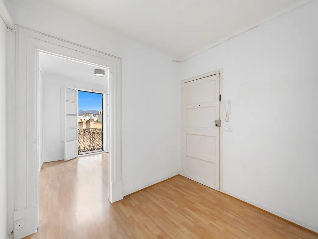 Apartment on the 4th floor of a classic historic building – renovation project with potential-4