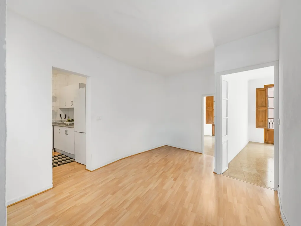 Apartment on the 4th floor of a classic historic building – renovation project with potential-2