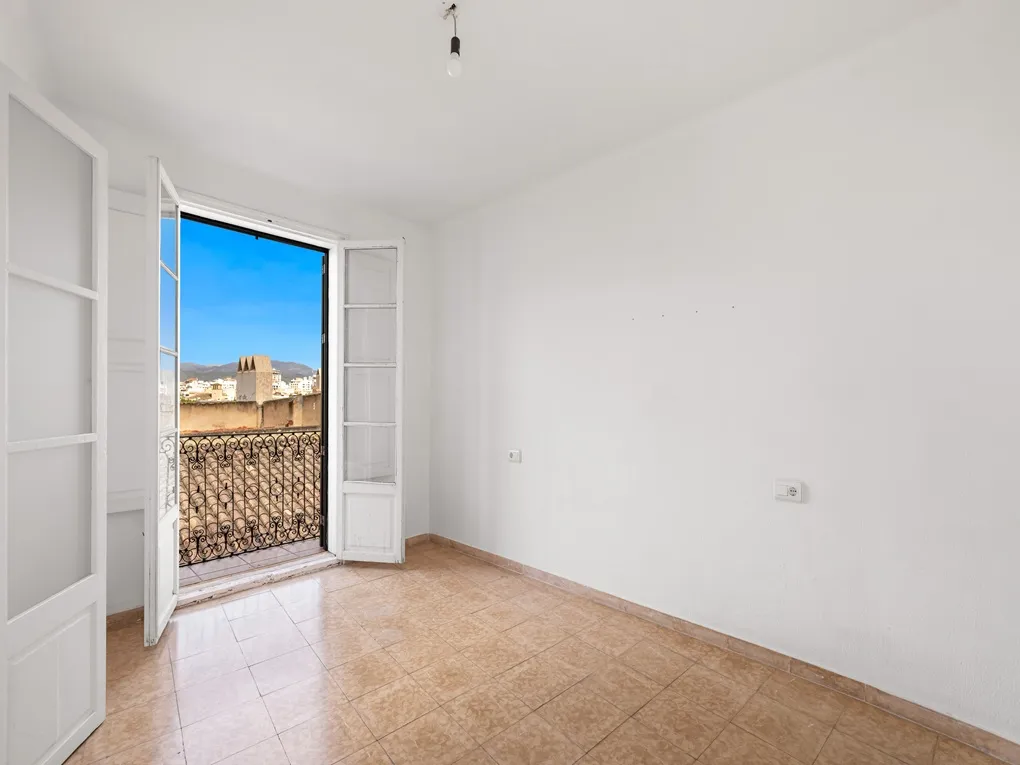 Apartment on the 4th floor of a classic historic building – renovation project with potential-5