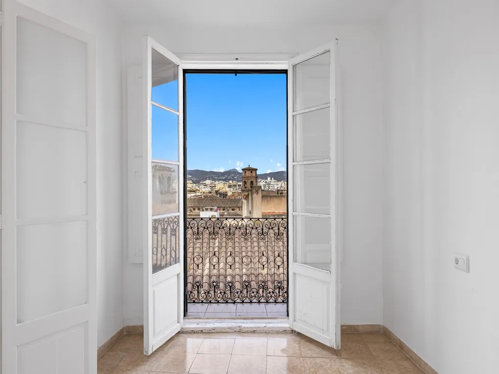 Apartment on the 4th floor of a classic historic building – renovation project with potential-1