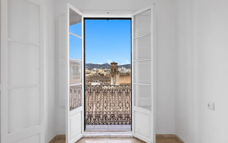 Apartment on the 4th floor of a classic historic building – renovation project with potential