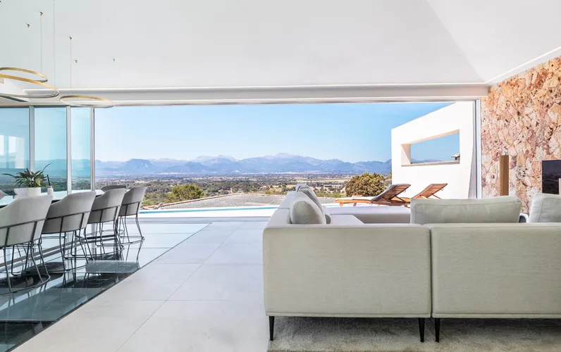 Modern townhouse with stunning views and a pool in Costitx