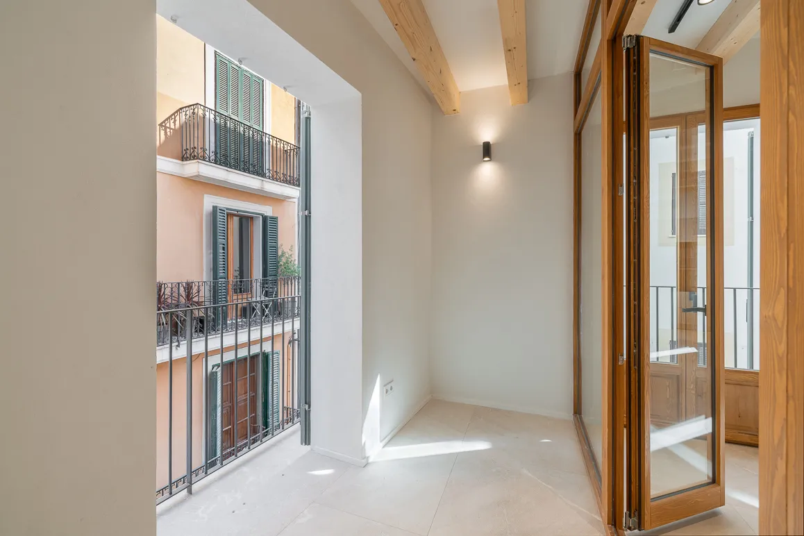 Apartamento en edificio histórico renovado con balcón y porche-5
