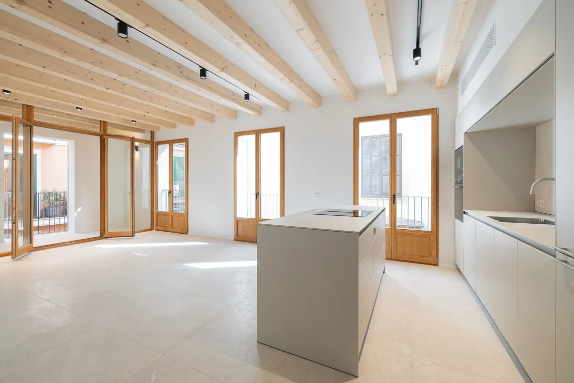 Apartamento en edificio histórico renovado con balcón y porche-6