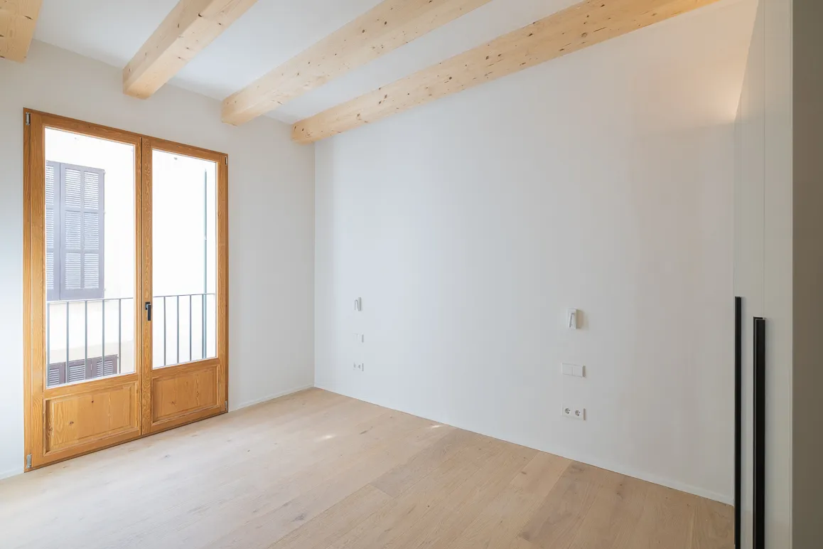 Apartamento en edificio histórico renovado con balcón y porche-10
