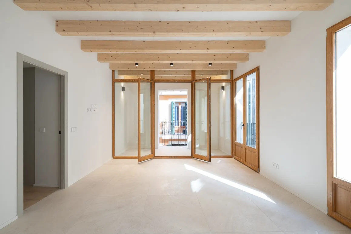 Apartamento en edificio histórico renovado con balcón y porche-4