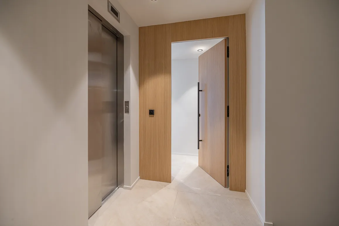 Apartamento en edificio histórico renovado con balcón y porche-12
