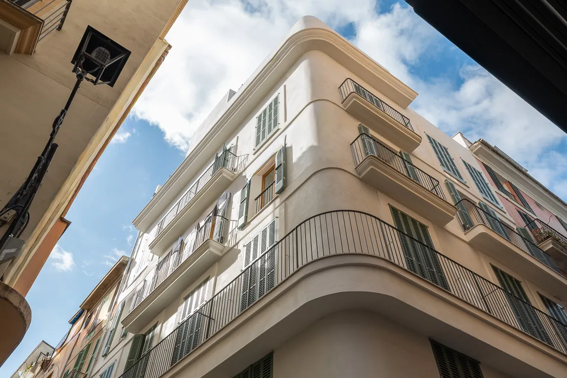 Apartamento en edificio histórico renovado con balcón y porche-2