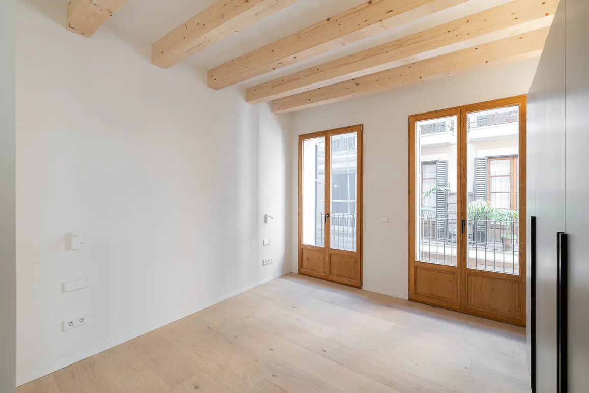 Apartamento en edificio histórico renovado con balcón y porche-8