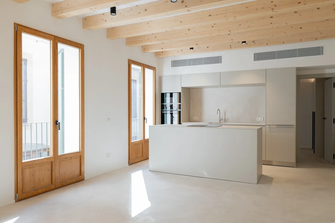 Apartamento en edificio histórico renovado con balcón y porche-3