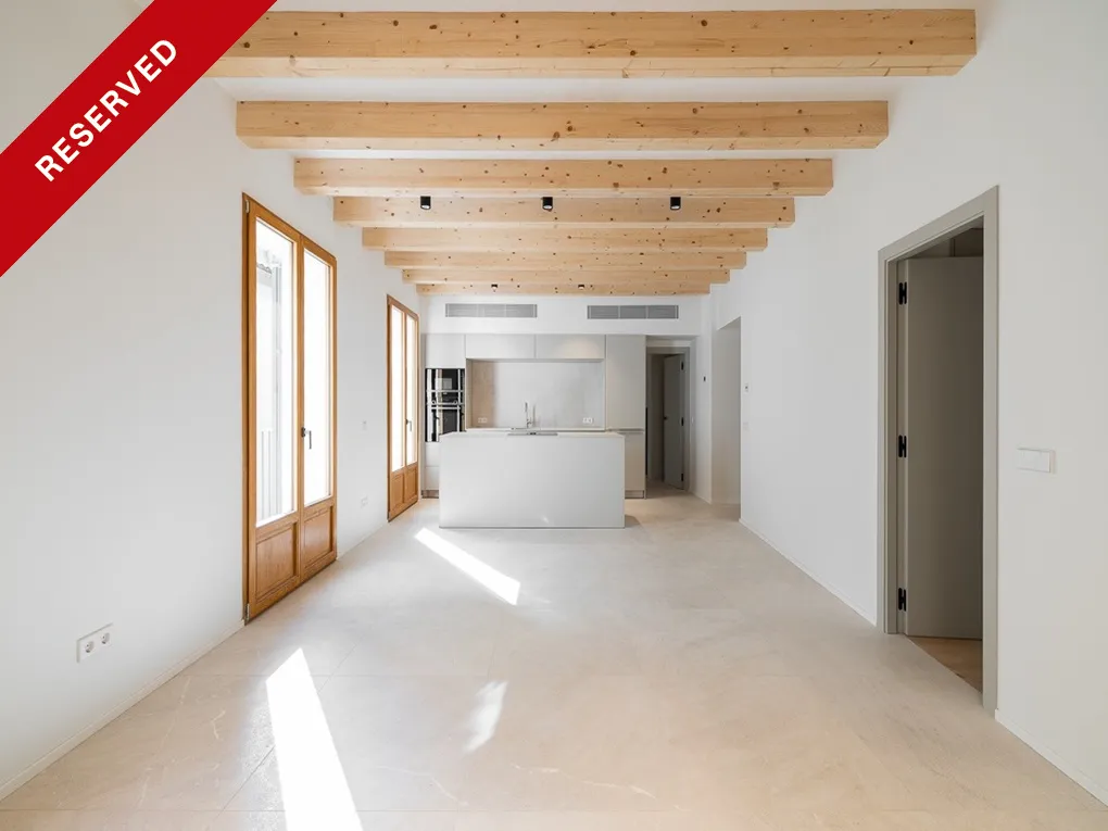 Apartamento en edificio histórico renovado con balcón y porche-1