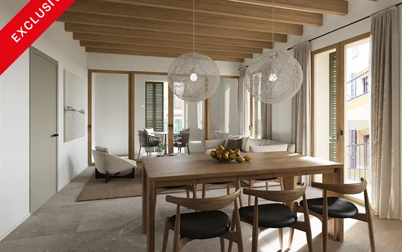 Apartament en edifici històric renovat amb balcó i terrazita