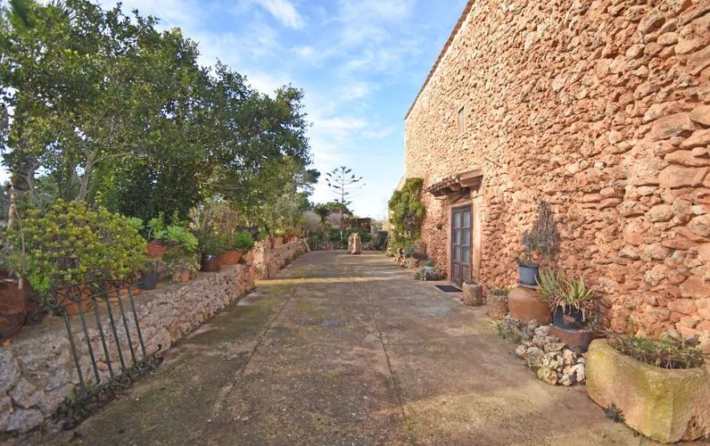 Te renoveren authentiek landhuis