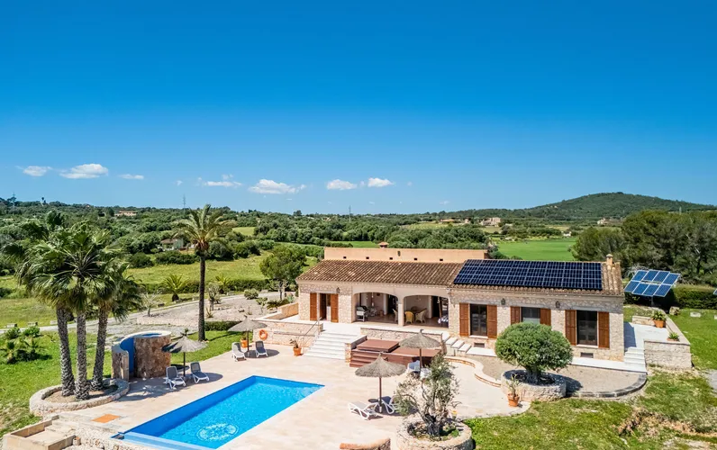 Finca i natursten med panoramaudsigt og udlejningslicens