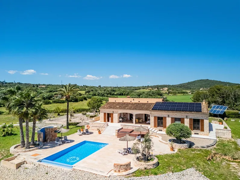 Finca i natursten med panoramautsikt och uthyrningslicens