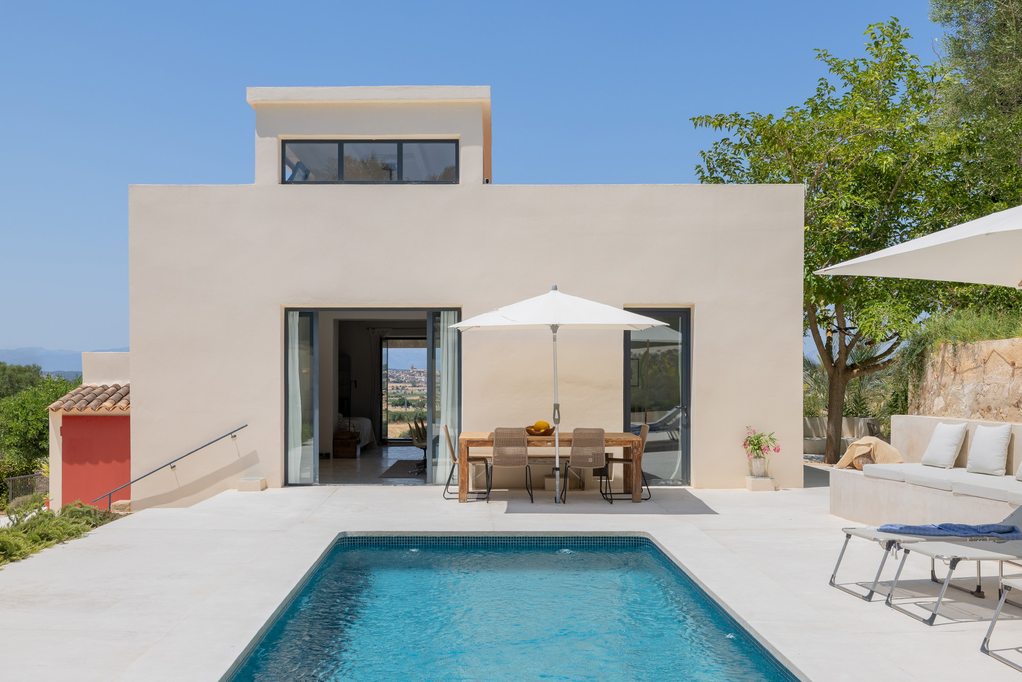Finca design au style loft, comprenant trois espaces de vie indépendants et offrant une vue panoramique imprenable