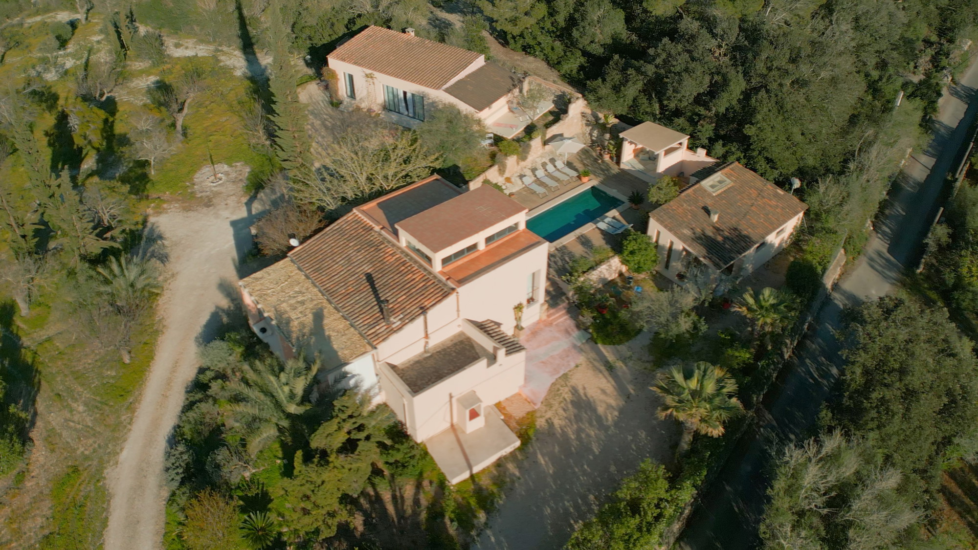 Design-Finca mit Loftcharakter, drei unabhängigen Wohnbereichen und unverbaubarem Panoramablick