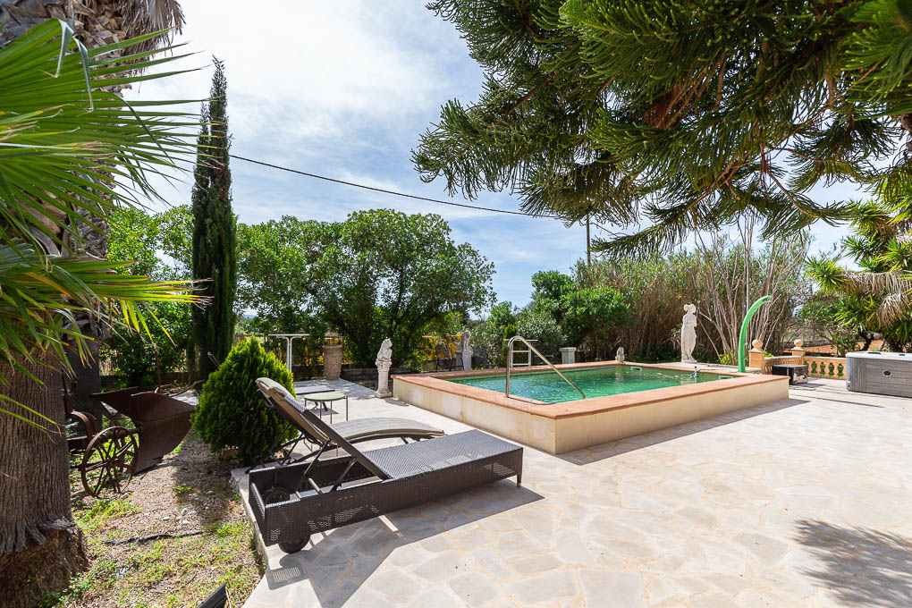 Finca i stueplan med parklignende have