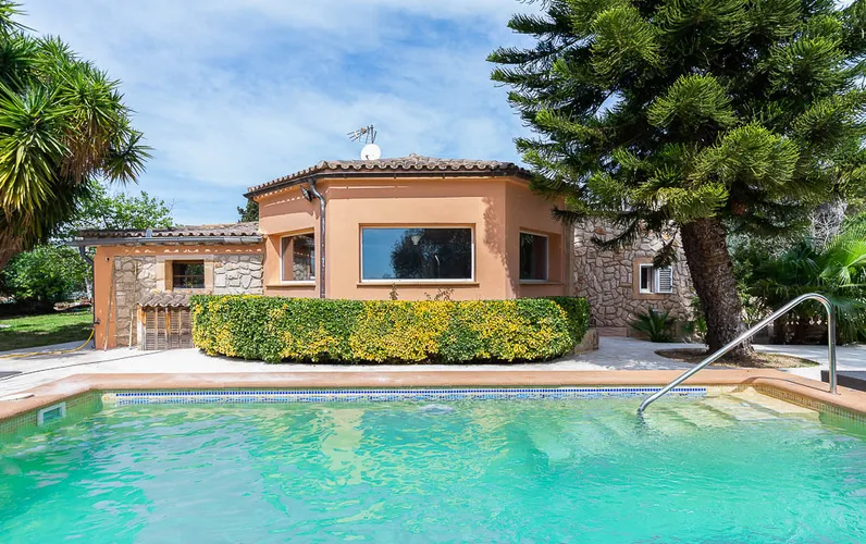 Finca de planta baja con jardín tipo parque