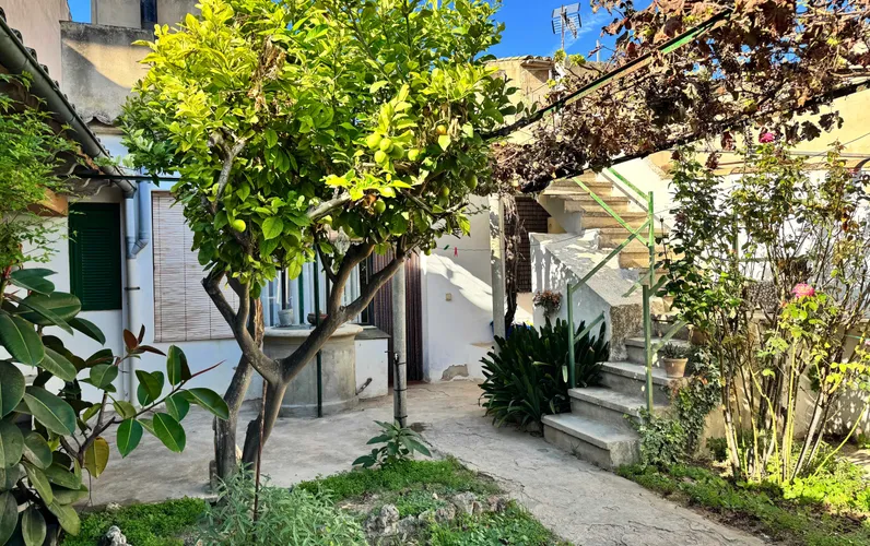 Maison de ville de plain-pied avec potentiel d'agrandissement et magnifique jardin
